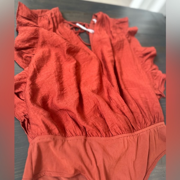 Lulu’s Red rust ruffled bodysuit size MEDIUM - Picture 3 of 5